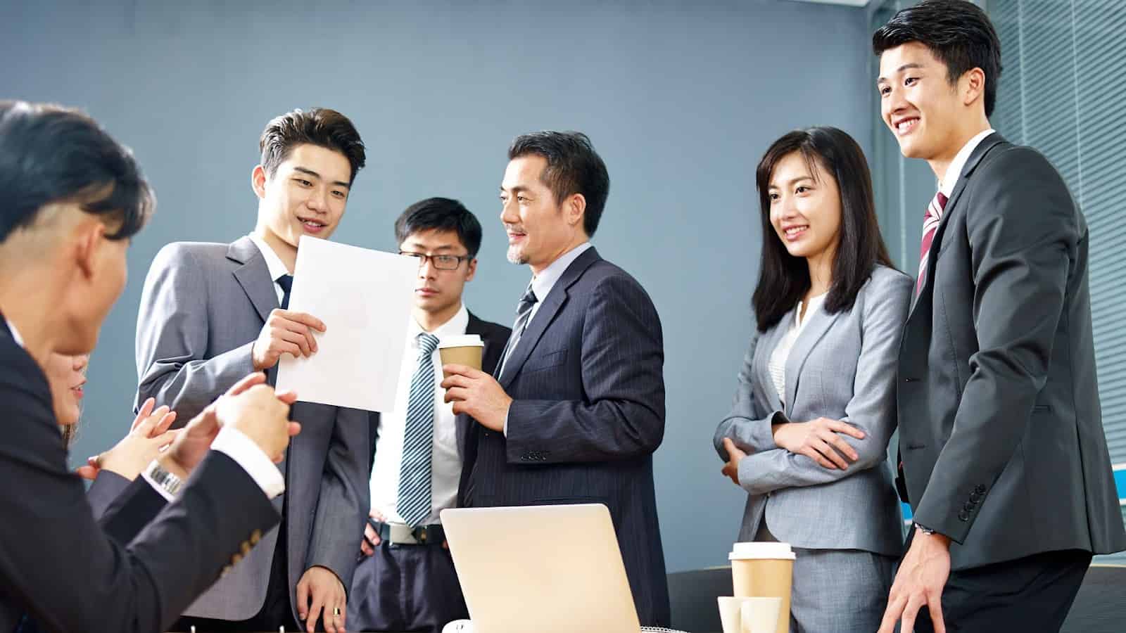 一群國外投資來，來台投資討論股權與決策權劃
