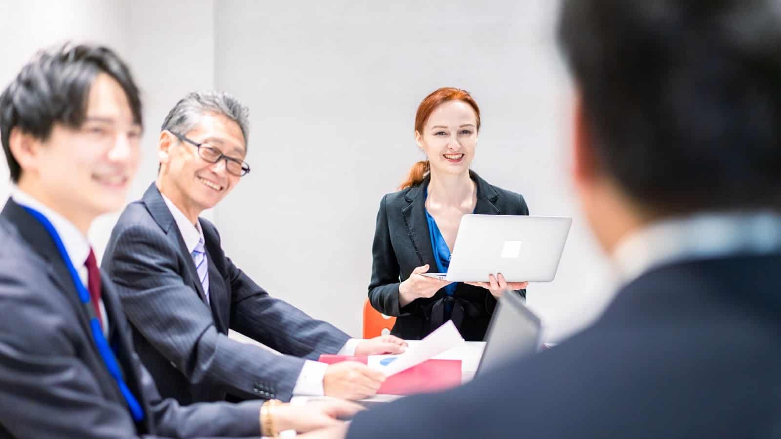 日本人、美國人與台灣人，討論來台合資成立公司