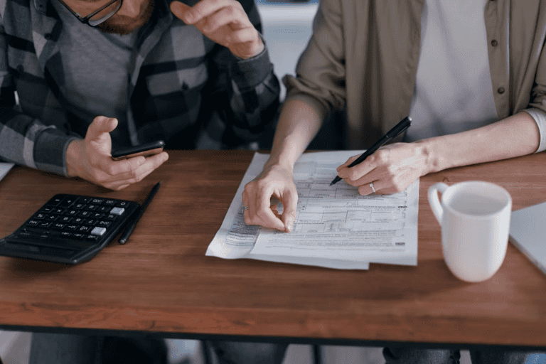 會計師正在與企業主確認這一個月的營業稅申報的細節